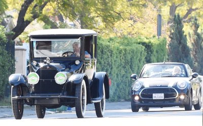 Jay Leno vairuoja antikvarinį automobilį