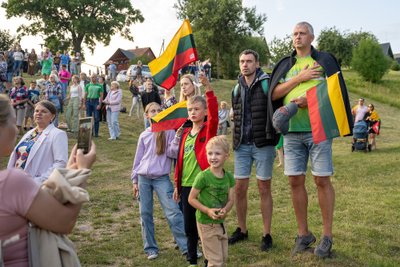 Valstybės dienos vakarą dzūkai rinkosi giedoti Tautišką giesmę į Merkinę