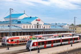 Papiktino situacija dėl traukinio bilietų: tenka pirkti jau vagone, žmonės keliauja stovėdami 