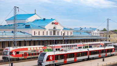 Papiktino situacija dėl traukinio bilietų: tenka pirkti jau vagone, žmonės keliauja stovėdami 