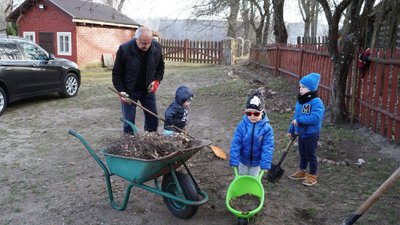 Rimutis Mickevičius su anūkais