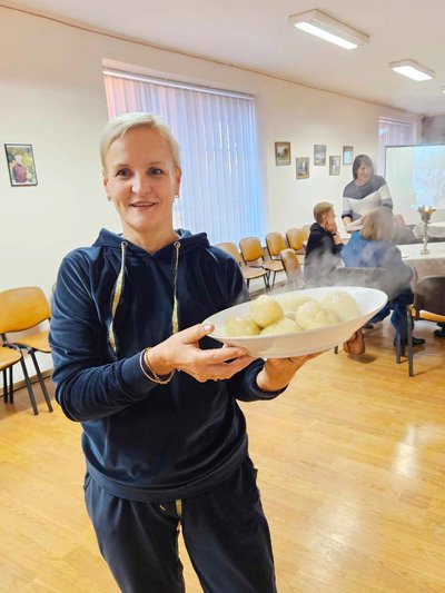 Jūratė Kavaliauskienė stengiasi dalyvauti bendruomenės gyvenime:neseniai visi kartu virė cepelinus