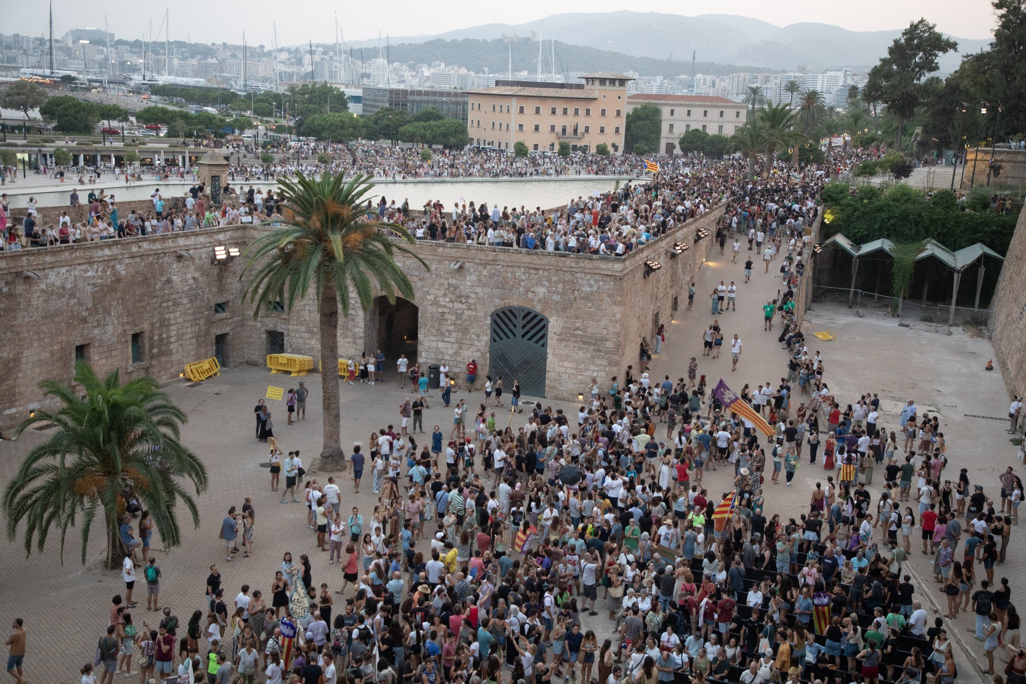 Mallorca Protests Mass Tourism, Demands Visitor Limits
