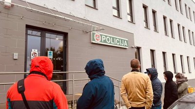 Prie policijos areštinės laukiama Editos Mildažytės