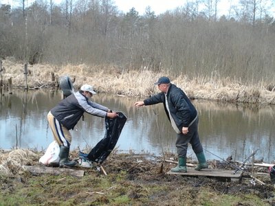 Žvejų tikrinimo ir šiukšlių rinkimo reidas Pagiriuose prie Vokės