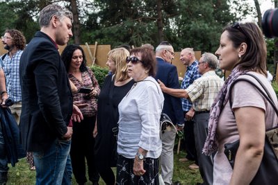 Dramaturgas Marius Ivaškevičius ir literaturologė, holokaustą pergyvenusi Irena Veisatė Atminties marše Molėtuose
