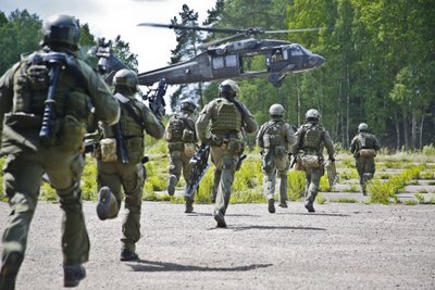 Lietuvos kariai ir sraigtasparnis Blackhawk