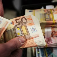 „Swedbank“ darbuotojais apsimetusi pora tuštino svetimą banko kortelę Panevėžyje: bankomate pinigus sėmė saujomis