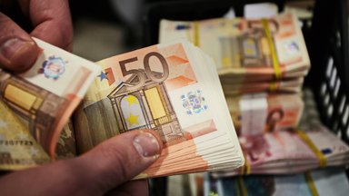 „Swedbank“ darbuotojais apsimetusi pora su svetima kortele Panevėžyje tuštino bankomatą – pinigus sėmė saujomis 
