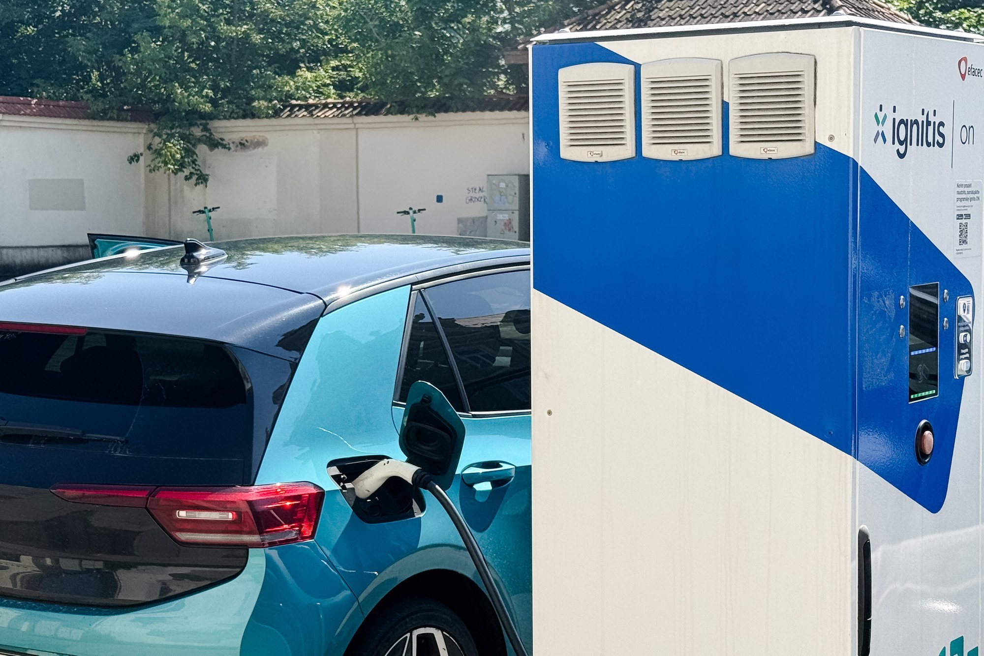 Lietuviai keičia požiūrį į elektromobilius, tačiau sprendimą vis dar stabdo du veiksniai 