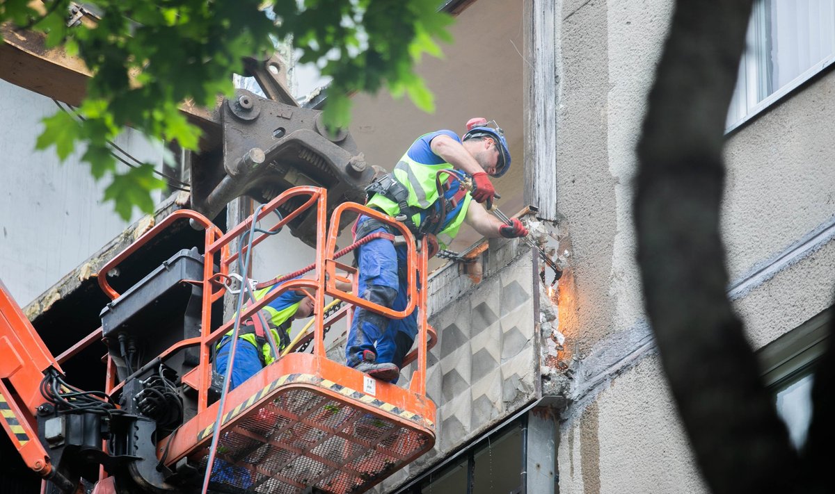 Prasideda degusio daugiabučio Viršuliškių g. 101 avarinės būklės pašalinimo darbai