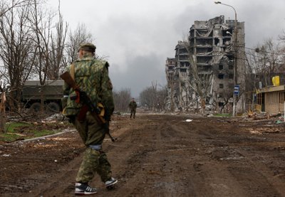 Prorusiškas karys patruliuoja gatvėje vykstant kovoms tarp Rusijos ir Ukrainos pajėgų šalia Azovstal metalurgijos gamyklos. 2022 balandžio 12 d., pietų Mariupolis, Ukraina. Rusijos karas prieš Ukrainą. 