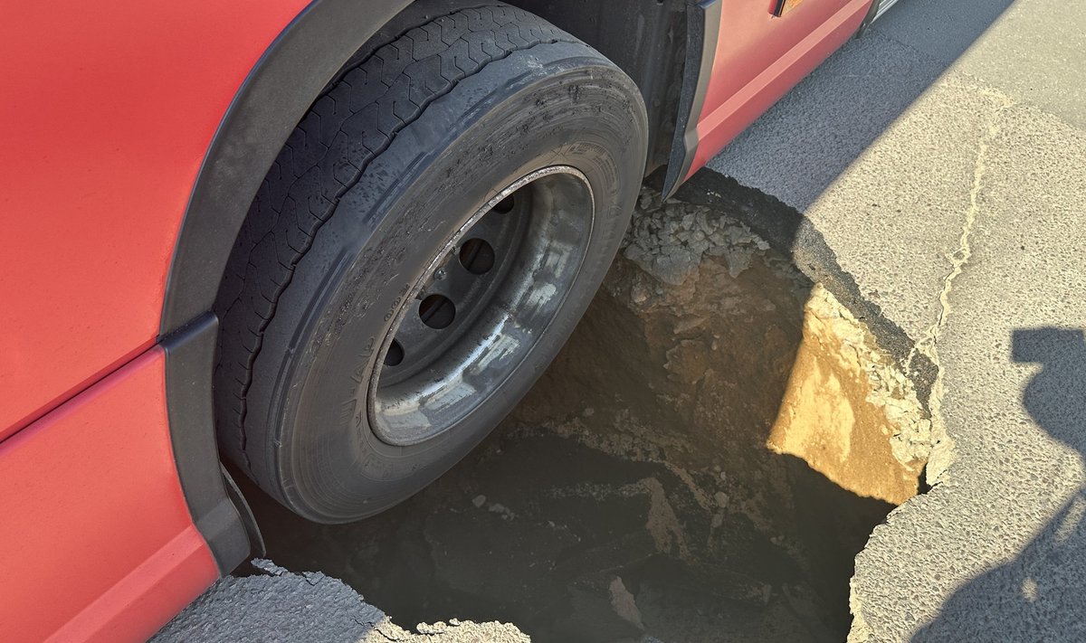 Vilniuje autobusas įkrito į atsivėrusią smegduobę 