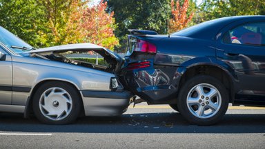 Kas kaltas dėl avarijų automobilių aikštelėse: nemokėjimas vairuoti ar aplaidumas?