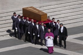 Paskutinė Pranciškaus kelionė: protokolą sulaužė ne tik Trumpas ir Macrono žmona, bet ir pats pontifikas