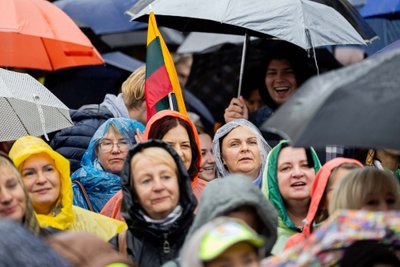 Streikuojantys mokytojai atžygiavo į Vinco Kudirkos aikštę Vilniuje