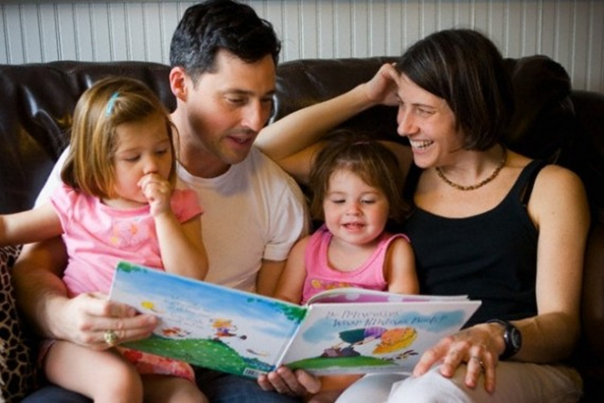 Дети читают. Чтение всей семьей это. Семейное чтение картинки. Книги для семейного чтения. Традиции семейного чтения.