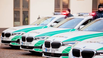 Policijos parką papildė dvylika galingų BMW automobilių