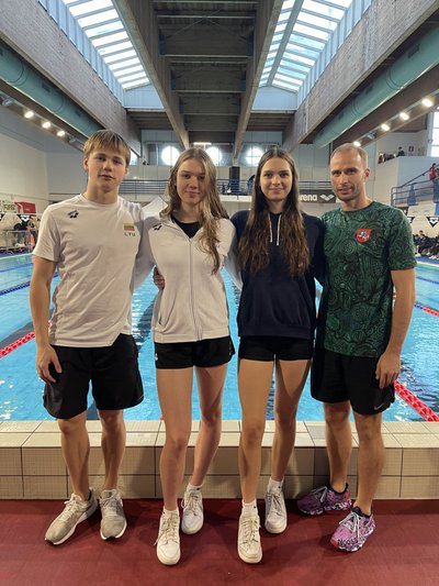 Tajus Juška, Ieva Visockaitė, Ieva Nainytė ir tren. Laurynas Svipas (LTU Aquatics nuotr.)