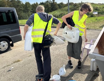  Keramikai Matas ir Justina Onula džiaugėsi, kad iš Nidos kaip suvenyrus parsiveš kriauklių. Pasiimtus keramikinius praustuvus jie planuoja paversti meno kūriniais. M. Paukštės nuotr. 