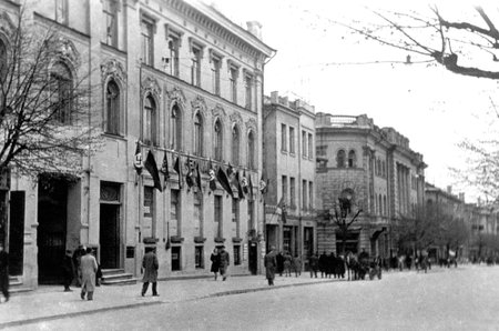 Restoranas "Valgis" Gedimino prospekte, Vilniuje. Čia įvyko lenkų Armijos krajovos ir vokiečių abvero zonderkomandos štabo viršininko J. Christianseno susitikimas, kuriame dalyvavo ir šios knygos autorius H. B. Christiansenas (J. Christianseno sūnus), leidyklos „Briedis“ iliustracija.