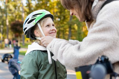 Segėti šalmą važiuojant dviračiu, paspirtuku ar riedučiais – būtinybė.