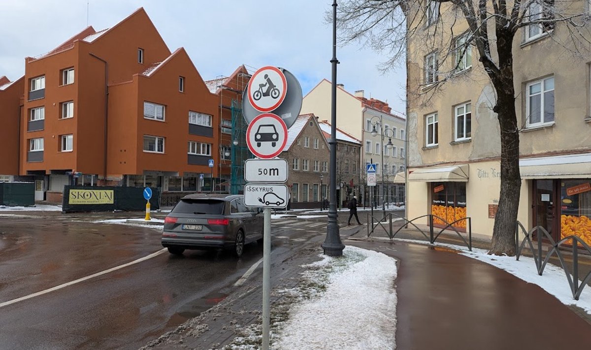 Motociklų eismą draudžiantys ženklai Tiltų g. Klaipėdoje