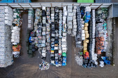 Išrūšiuotos plastiko atliekos, paruoštos gabenti ir perdirbti