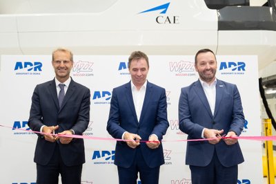 „Wizz Air“ pilotų mokymo centro Romoje atidarymas. Nuotraukoje „Aeroporti di Roma“ generalinis direktorius Marco Troncone, „Wizz Air“ generalinis direktorius József Váradi ir CAE viceprezidentas EMEA komercinei aviacijai James Cahill.