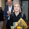 Į Lietuvą grįžusi Meilutytė kalbėjo ne apie medalį, o gėlė Matijošaičiui 