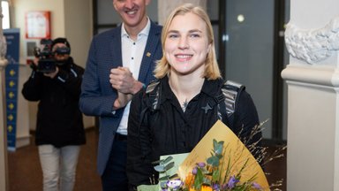 Į Lietuvą grįžusi Meilutytė kalbėjo ne apie medalį, o gėlė Matijošaičiui 