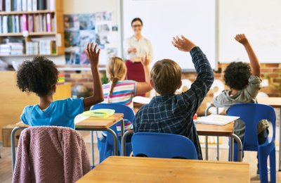  Jauni mokytojai turi gerų idėjų, norą dirbti kitaip, tačiau dažnai aplinka jiems neleidžia.