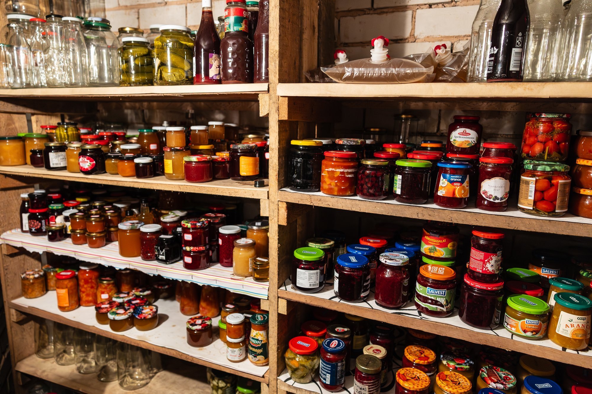 Beyond swollen lids: Doctor warns of another common mistake Lithuanians make with canned goods