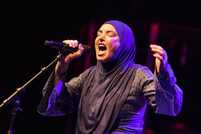 19/ Sinead O Connor, Saengerin Sinead O Connor (Shuhada Sadaqat) live im Berliner Admiralspalast am 08.12.19, Alternativ