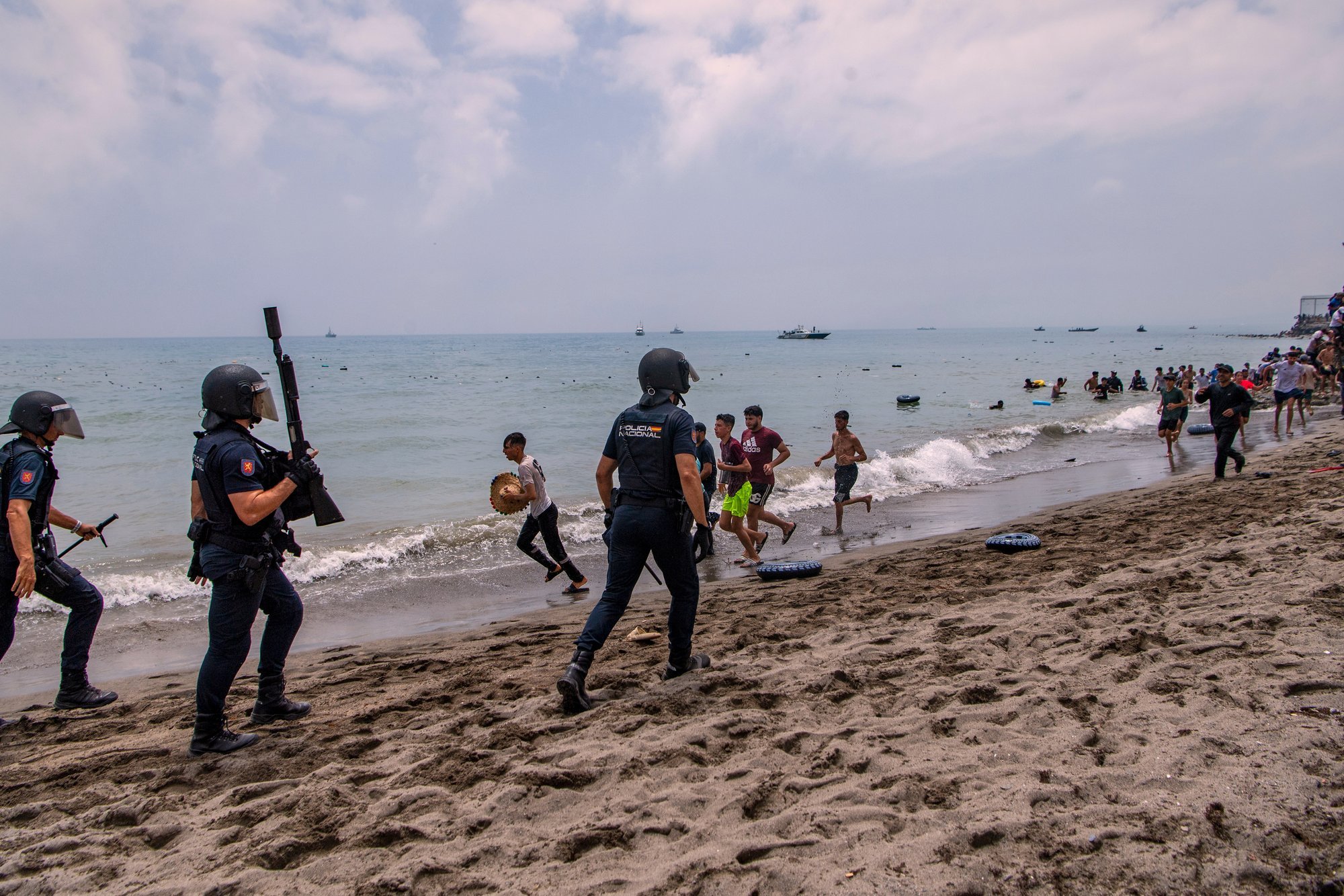 Migrants Arrested in Ceuta for Throwing Stones at Spanish Soldiers