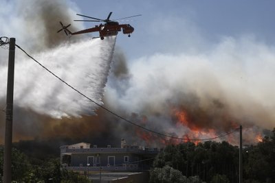 Graikijoje sparčiai plinta miškų gaisrai, evakuojami kaimų gyventojai