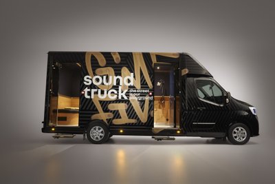 Renault Master automobilį pavertė įrašų studija ant ratų