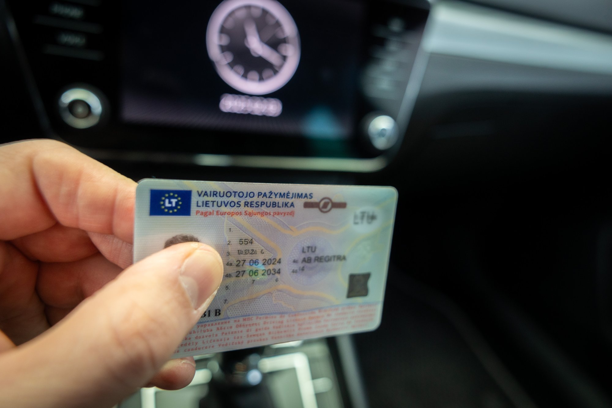 40% of Lithuanians Support Revoking Driver's Licenses for Child Support Evaders, Survey Finds