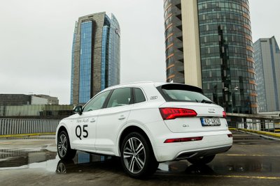 Antrosios kartos "Audi Q5" pirmtaką pranoksta dydžiu, bet ne svoriu