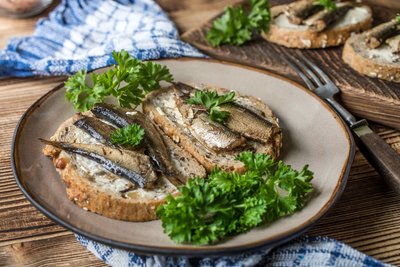 Sumuštiniai su šprotais ir kiaušinių pasta