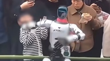 Kinijoje – incidentas su humanoidu: robotas trenkė vaikui per veidą 