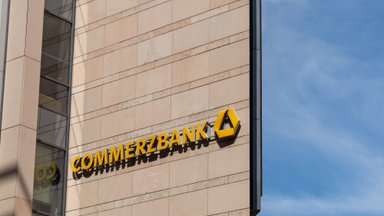 „UniCredit“ jam priklausančią banko „Commerzbank“ dalį padidino, tuo suerzindamas Berlyną