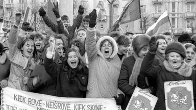 1990-ųjų blokada Lietuvoje: odekolonas vestuvėms, o šiukšles deginkim mieste!