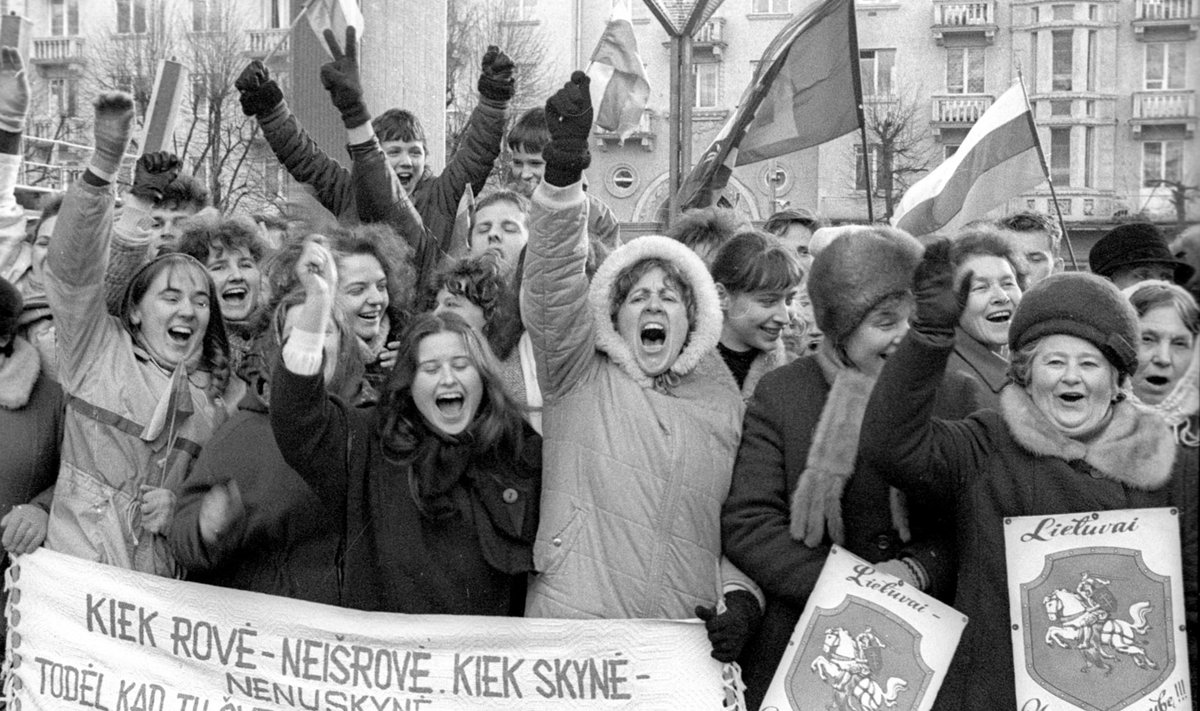 ilnius, 1990 m. kovo 11 d. (ELTA). Žmonės prie Aukščiausiosios Tarybos rūmų su džiaugsmu sutinka žinią, kad paskelbtas Lietuvos nepriklausomos valstybės atkūrimo aktas. 