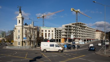 Žiniasklaida: su „Vičiūnų“ grupe susijusi NT bendrovė neužbaigto „Hilton“ viešbučio vietoje planuoja butus