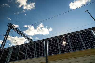Saulės elektrinė ant triukšmo slopinimo sienelės