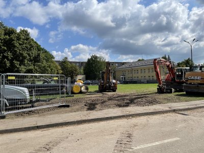 „Vilniaus šilumos tinklai” žada sutvarkyti išardytą pievą šv. Florijono skvere