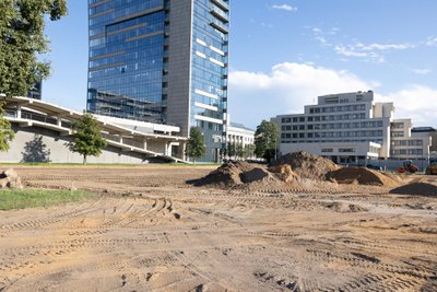 Stovėjimo aikštelės prie Seimo remonto darbai (rugpjūtis)