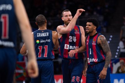 Matthew Costello "Baskonia" žaidėjų apsuptyje