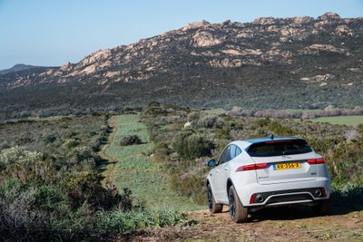 "Jaguar E-Pace" išvaizdoje atpažįstama nemažai sportinio "F-Type" detalių